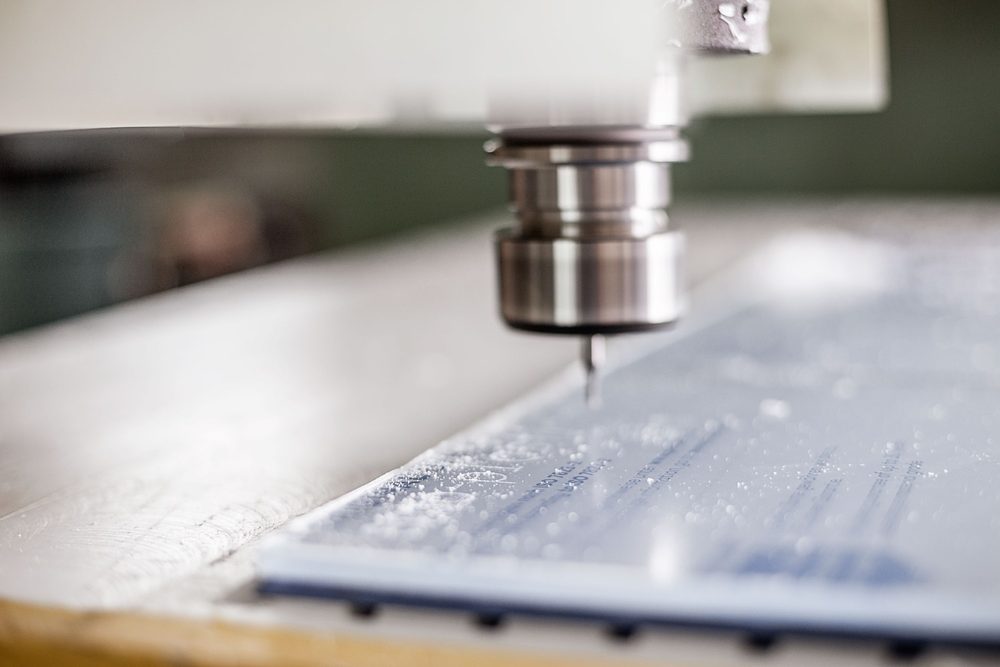 CNC-Fräse schneidet eine Plexiglasplatte zu