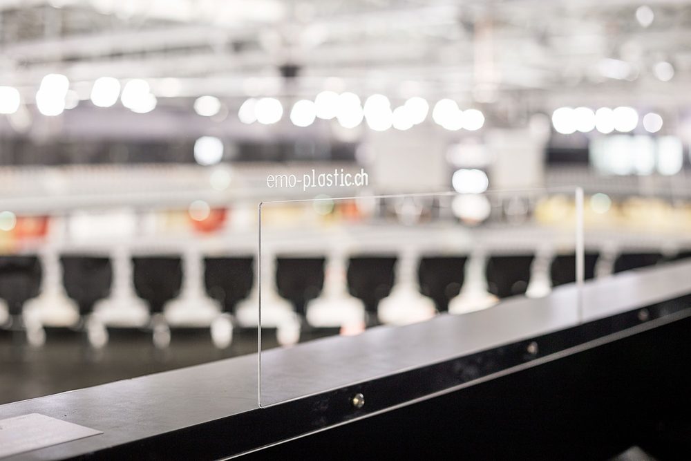 Freistehende Plexiglas-Schutzscheibe vor einer Halle