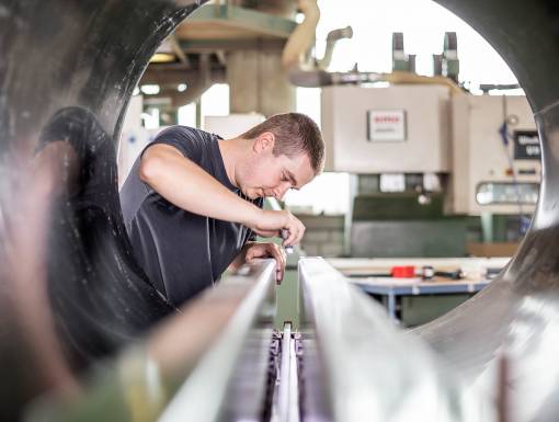 Schweissen einer Kunststoffrohrleitung in der Werkstatt