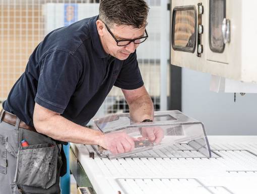 Bearbeitung einer transparenten Kunststoffabdeckung