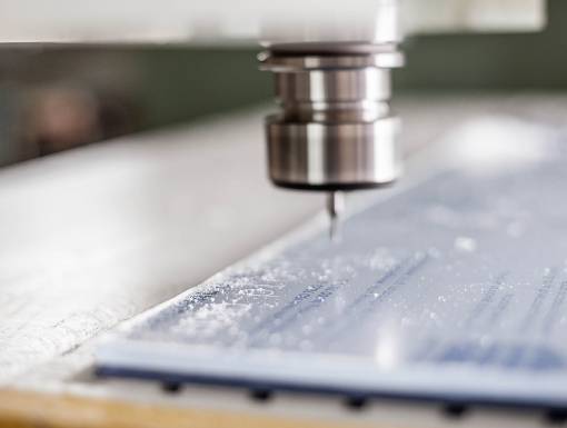 CNC-Fräse bearbeitet eine Kunststoffplatte