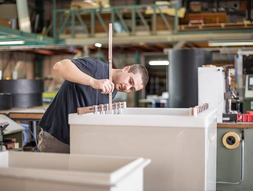 Fertigung eines Kunststoffbehälters in der Werkstatt