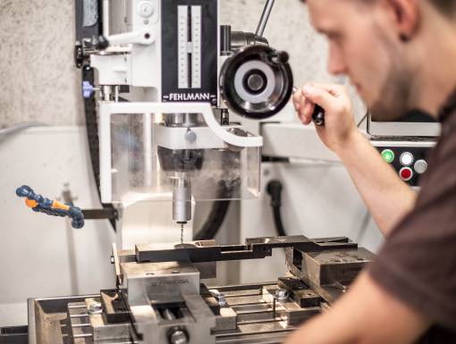 Fräsen eines Kunststoffteils an der Fräsmaschine