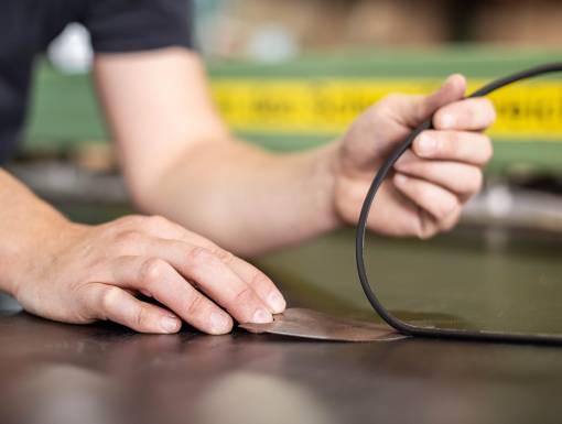 Schweissdraht aus Kunststoff auf einer Platte
