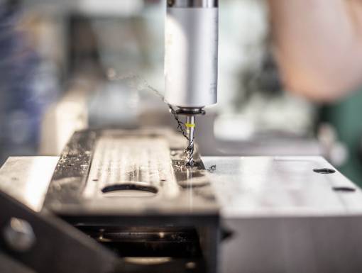 CNC-Bearbeitung einer Platte aus Standardkunststoff