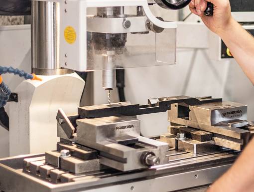 Fräsmaschine mit eingespanntem Werkstück aus technischem Kunststoff