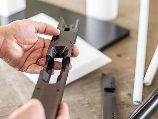 Präzisionsteil aus technischem Kunststoff in der Hand