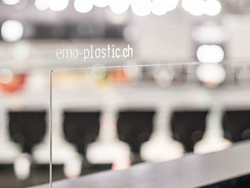 Plexiglas-Schutzscheibe mit Gravur «emo-plastic.ch»