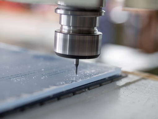 CNC-Fräsen einer Kunststoffplatte